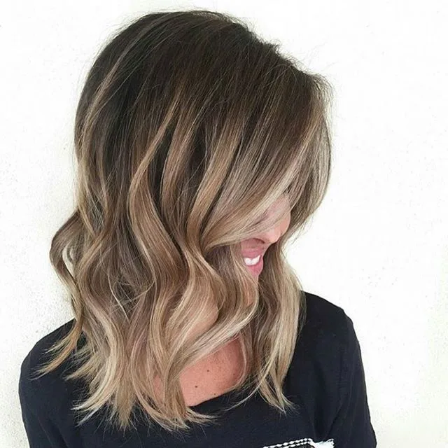 Balayage caramel ice latte, nuance entre brun froid et caramel crémeux, coupe mi-longue