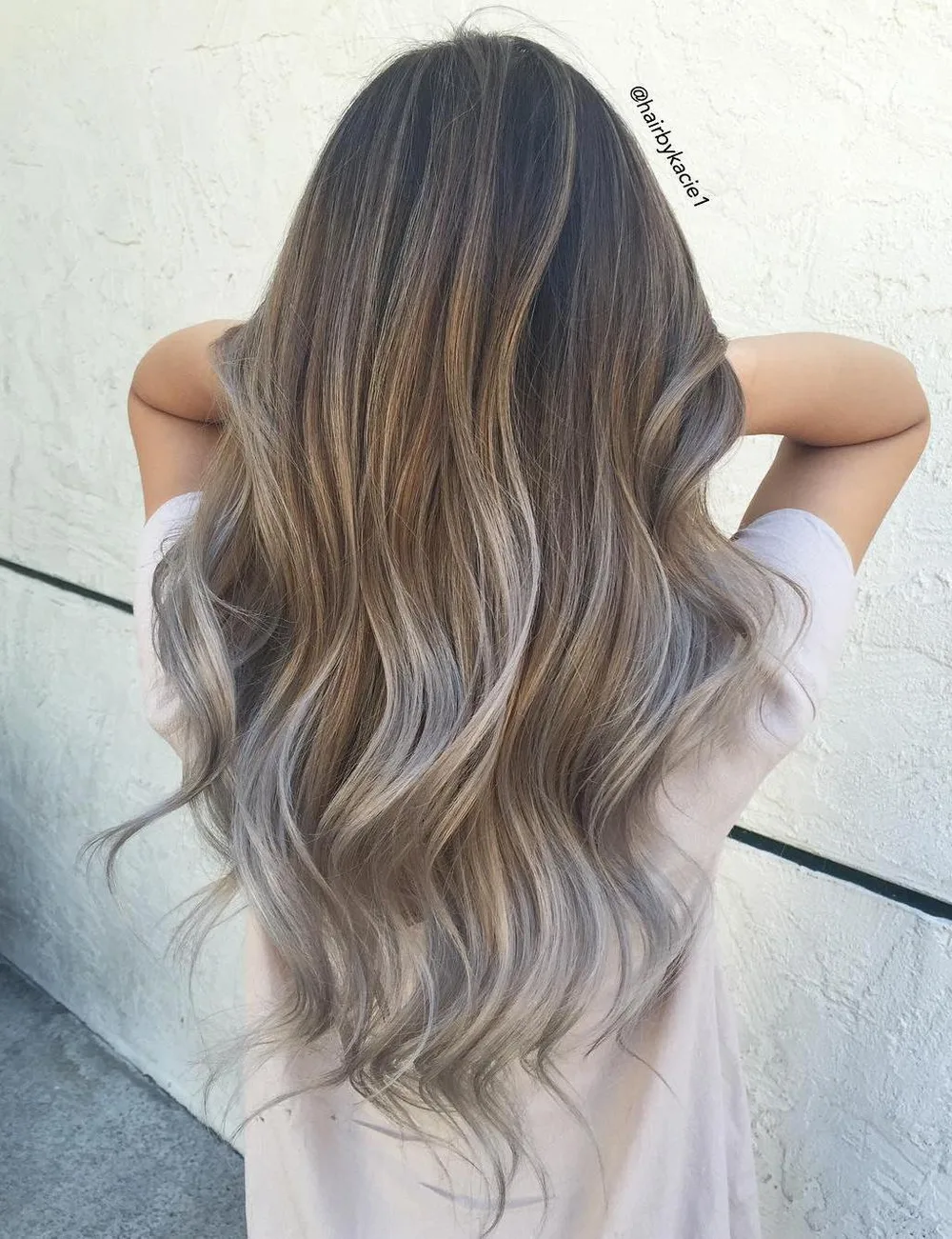Balayage fondant le brun clair vers un argenté aux reflets violine irisés