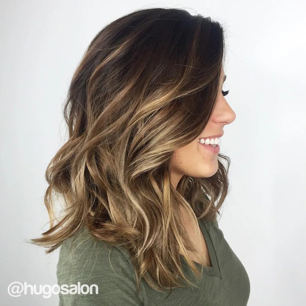 Balayage lived-in brun aux reflets dorés avec racines naturelles