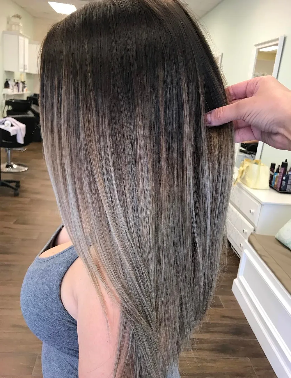 Balayage ombré fondant du brun vers un gris argenté brillant