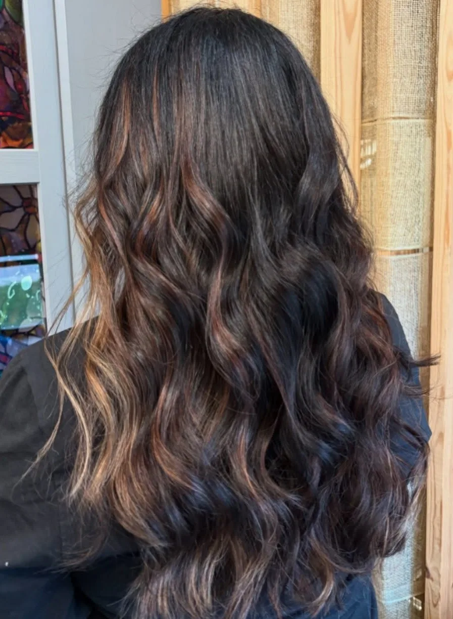 Balayage tortoiseshell mêlant caramel, ambre et châtaigne