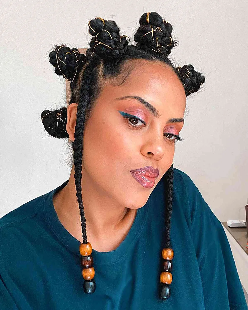 Bantu knots associés à des tresses et des perles