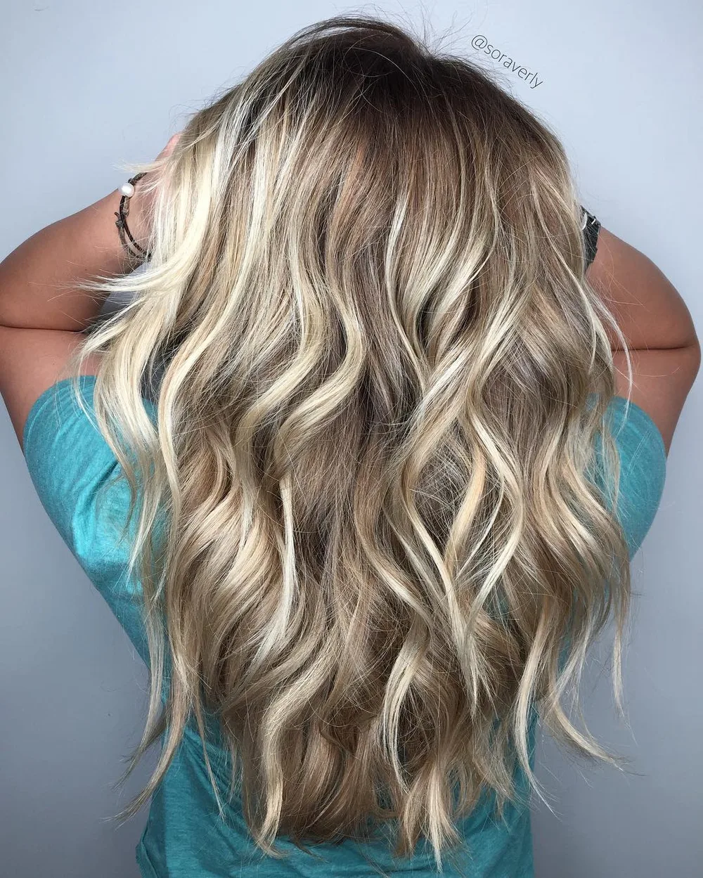 Base blond foncé avec pièces platine bien placées, contraste givré