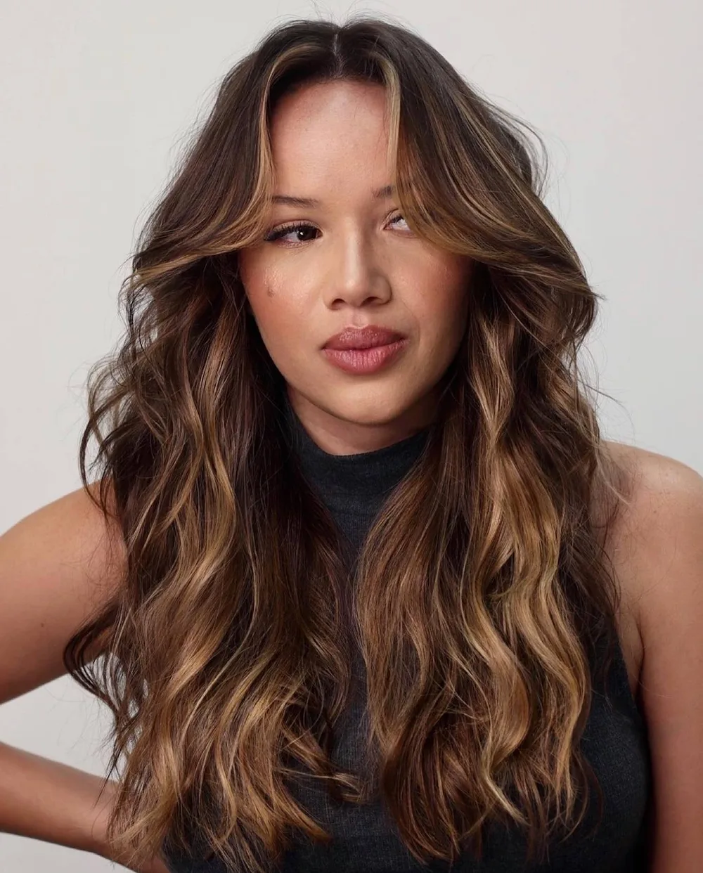 Beach waves brun doré avec frange rideau légèrement bouclée