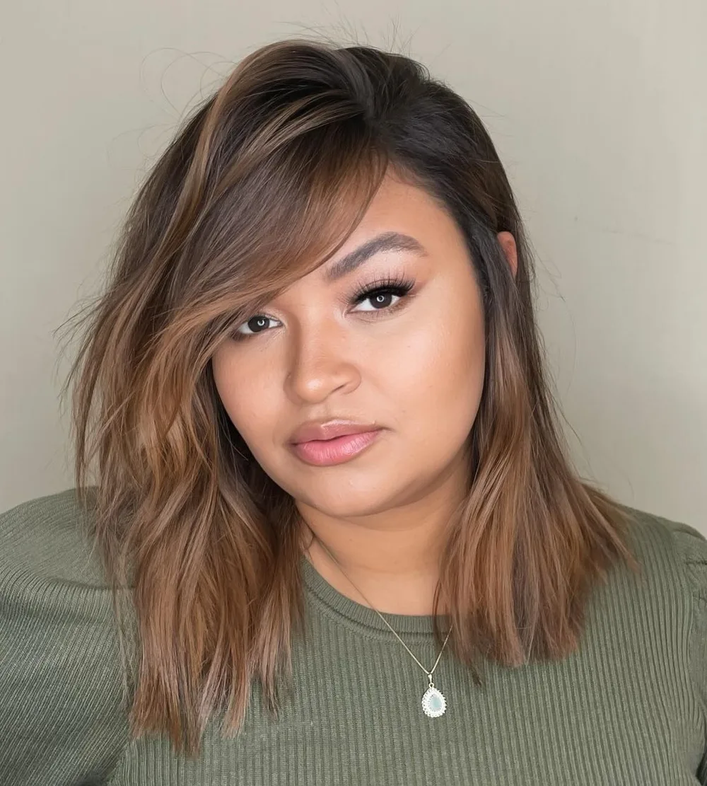 Beachy bronde avec mèches bronde chaudes, effet vacances