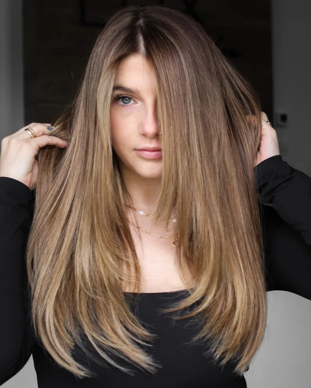 Biscoff blond caramélisé en color melt, yeux bleu-gris