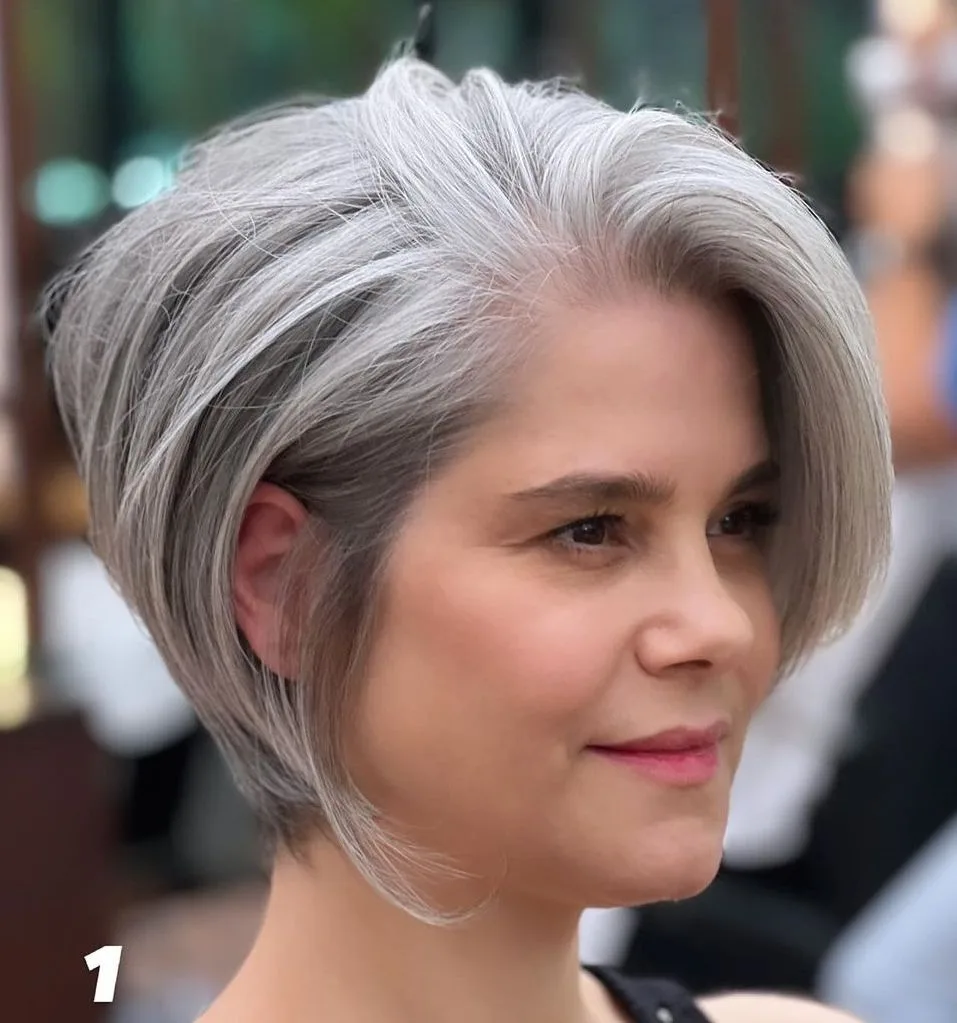 Bixie argenté volumineux balayé sur le côté avec mèche latérale