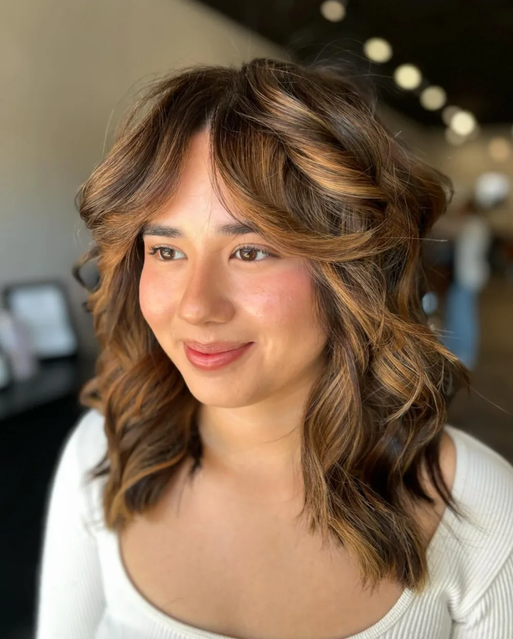 Blond butterscotch caramel aux reflets dorés, balayage encadrant