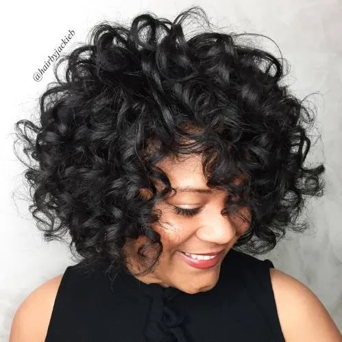 Bob bouclé volumineux sur cheveux naturels