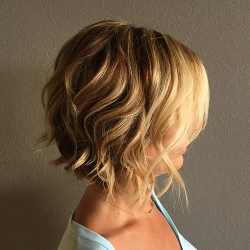 Bob court blond ondulé plein de volume