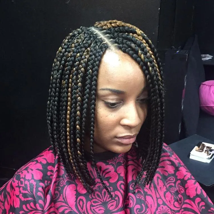 Bob tressé sleek avec accents colorés