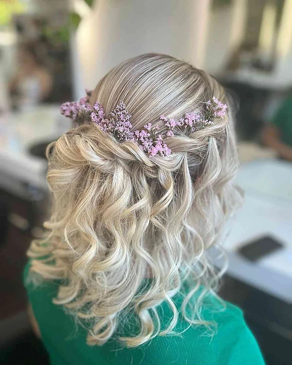 Boucles souples mi-longues ornées de fleurs