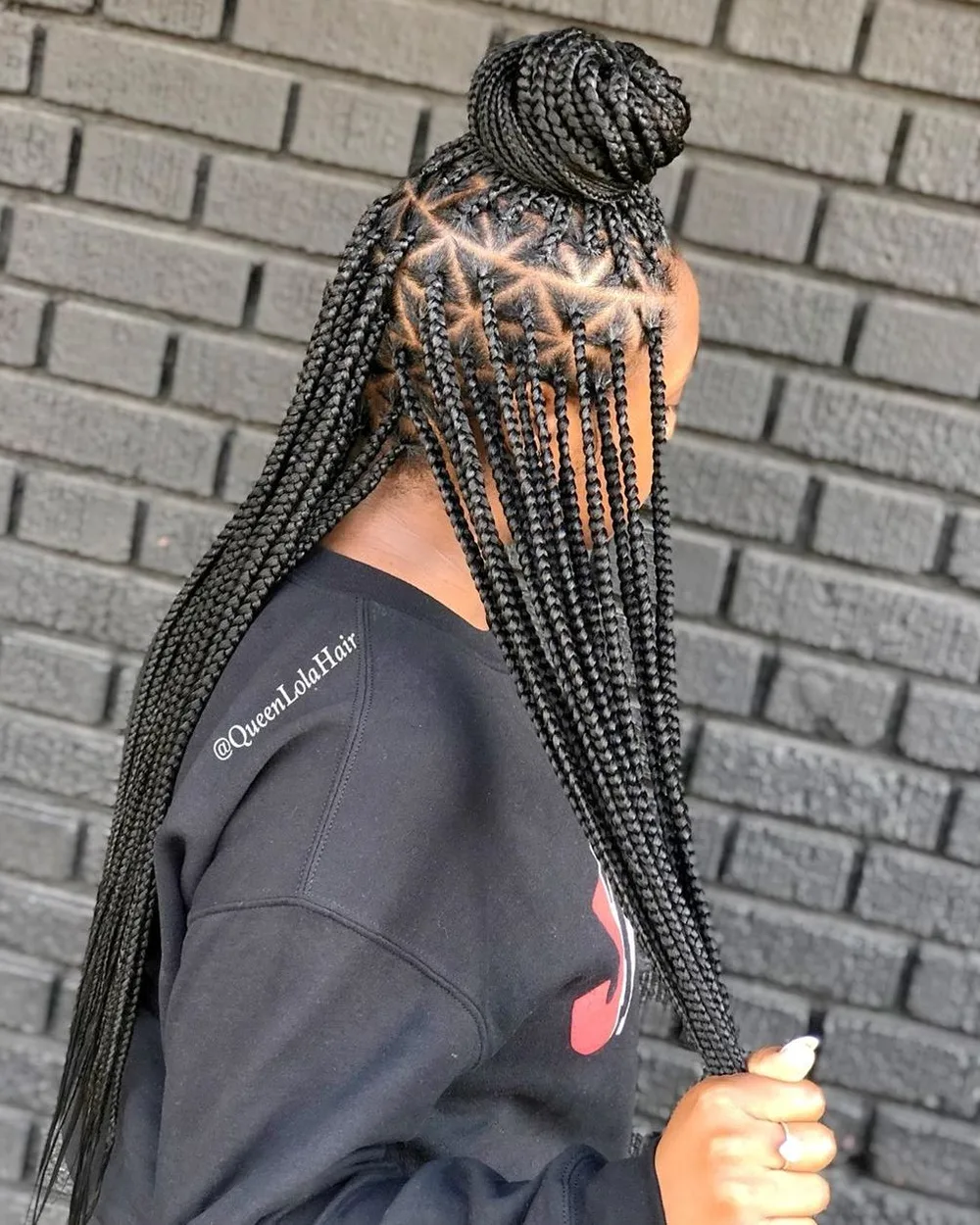 Box braids avec des sections triangulaires au sommet du crâne