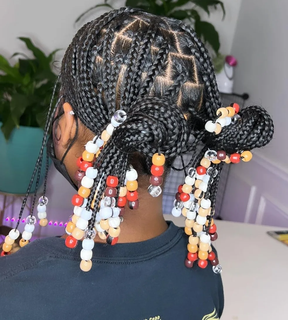 Box braids ornées de perles colorées