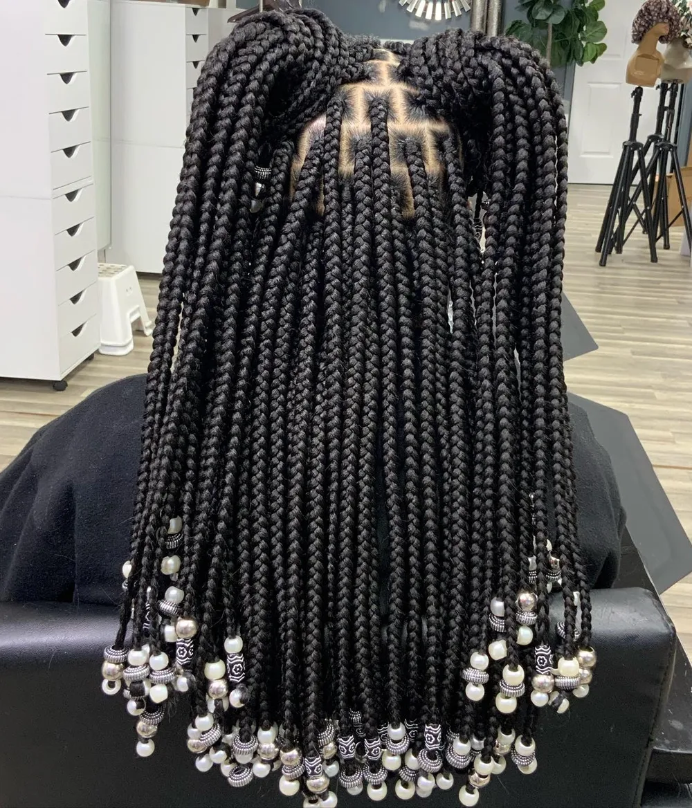 Box braids réunies en deux space buns hauts