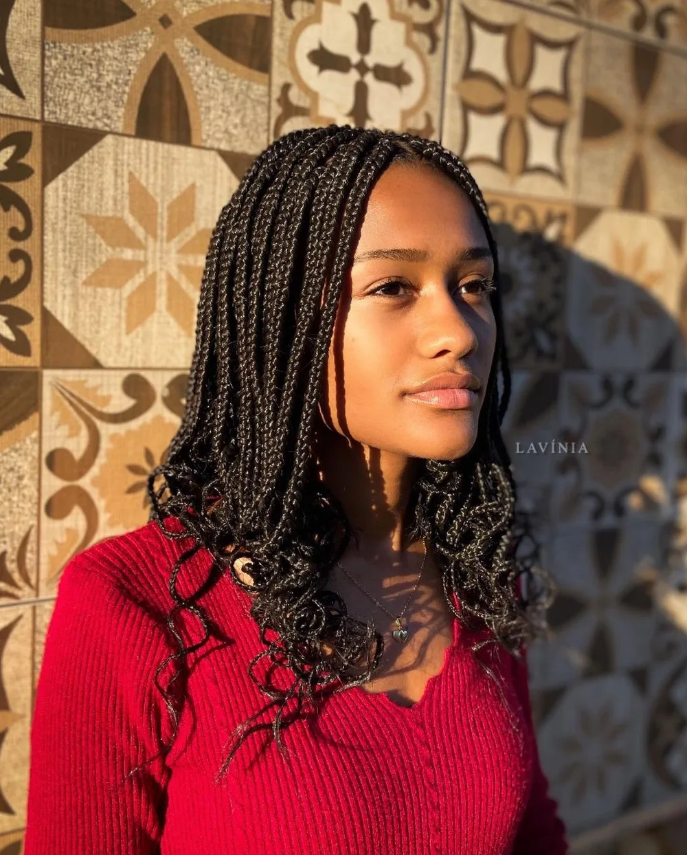Box braids soignées avec des pointes bouclées