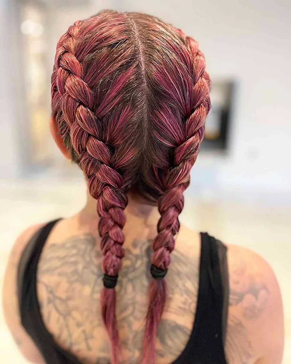 Boxer braids serrées sur une couleur rose poudré
