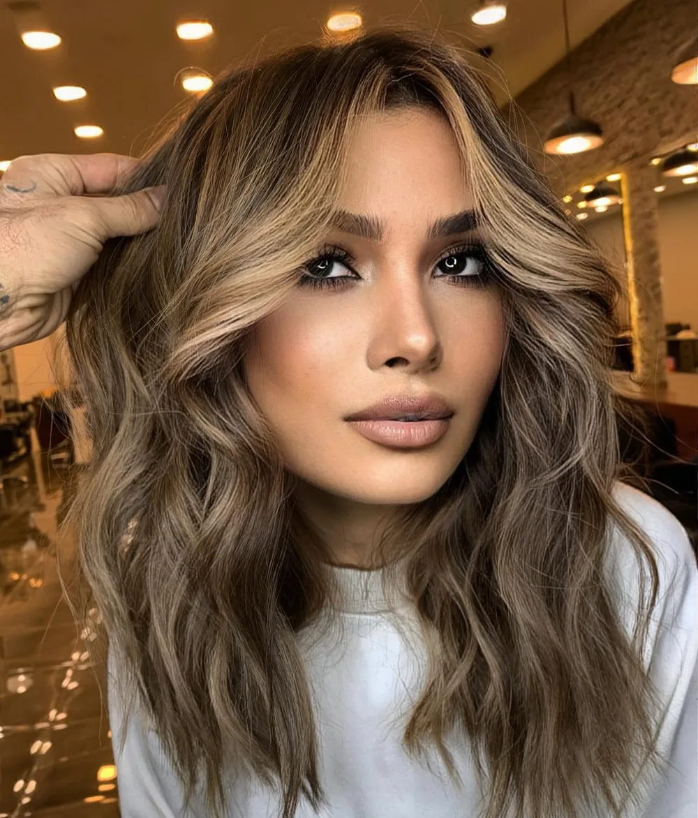 Bronde fondant blond chaud et brun cendré, longueurs ondulées