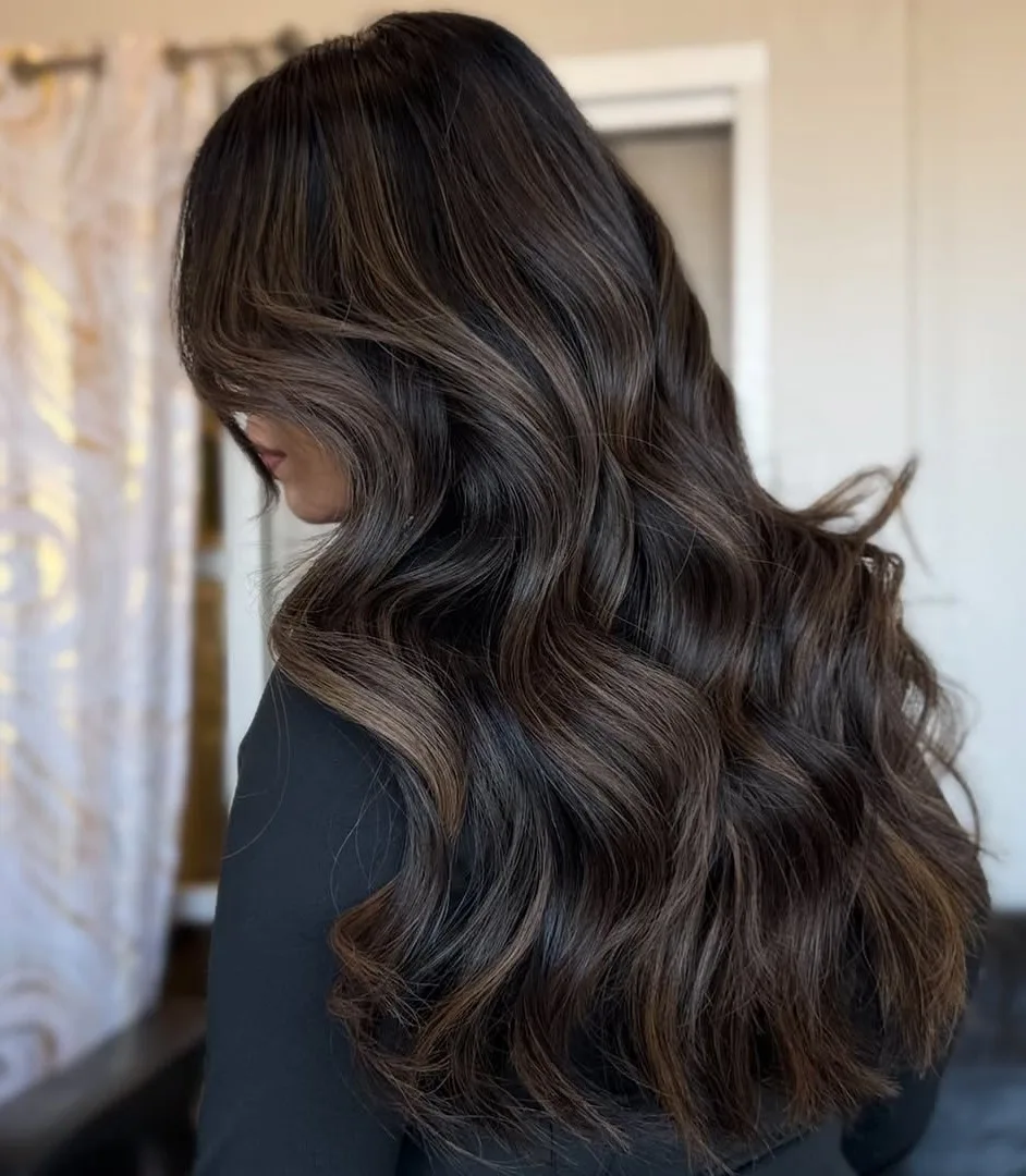 Brun profond expensive brunette aux reflets dorés