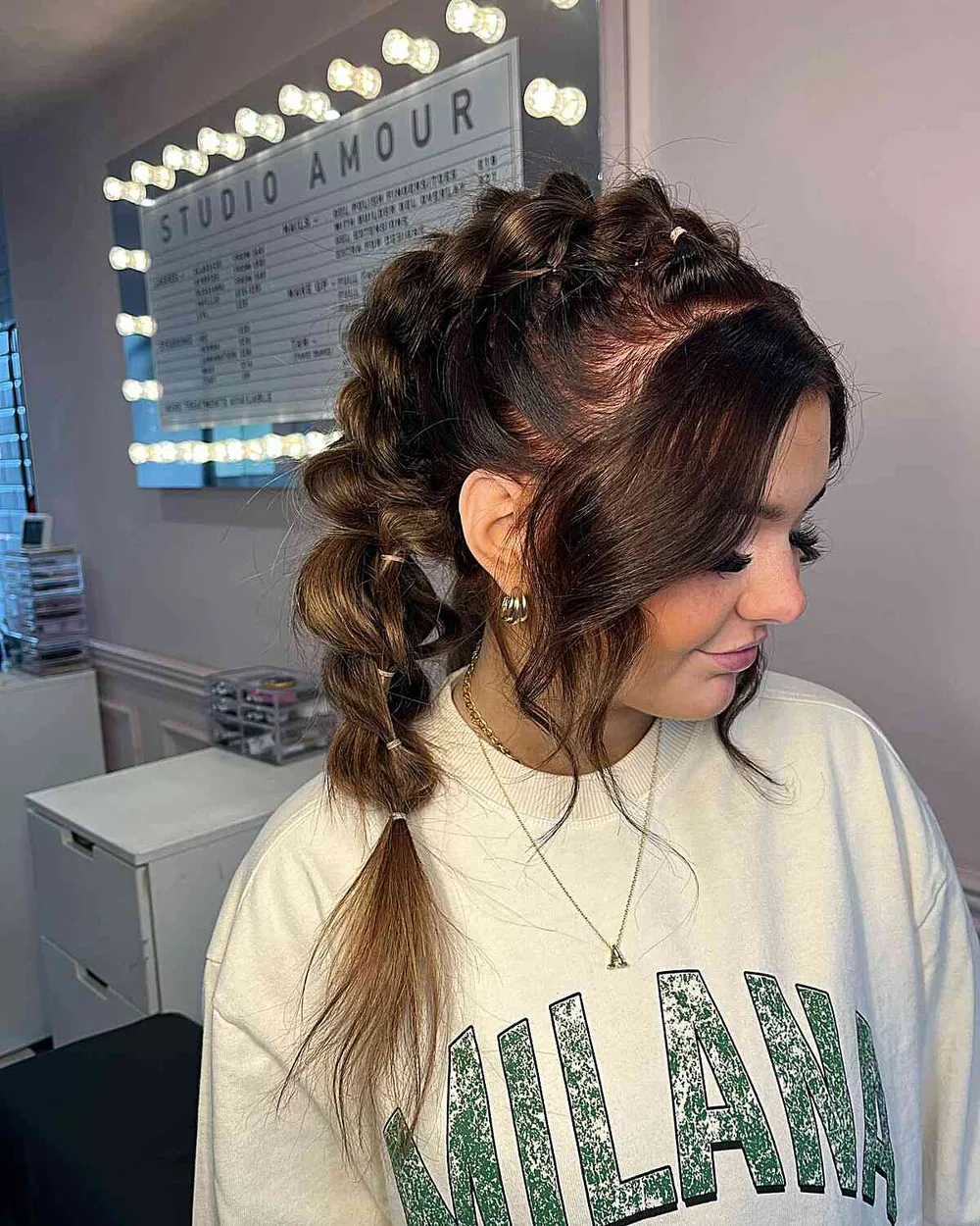 Bubble braids lâches avec mèches encadrant le visage