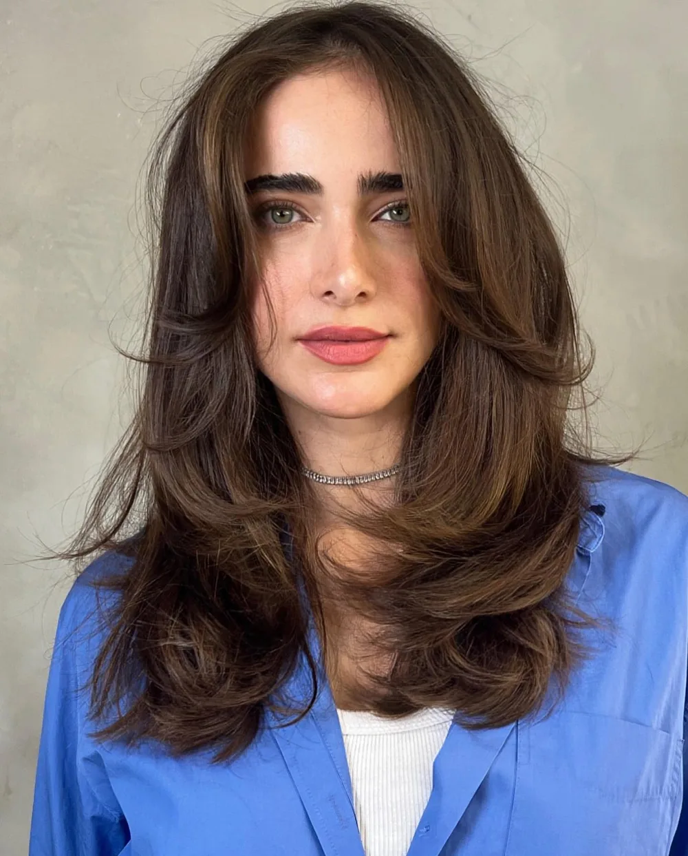 Butterfly cut sur cheveux longs épais avec couches bouclées