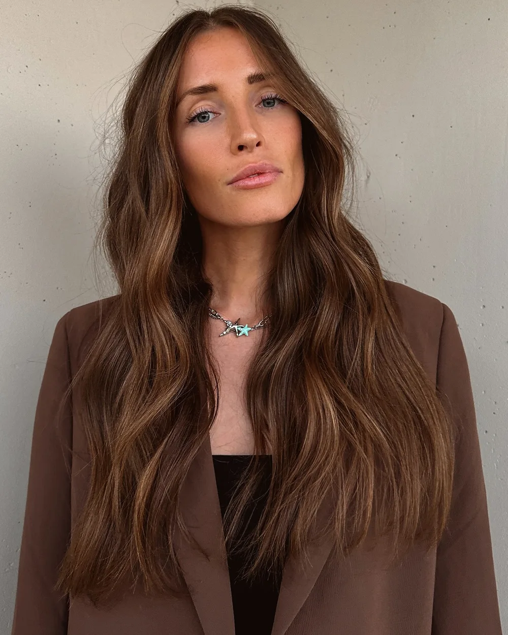 Caramel doré aux tons orangés et pêche sur base brune