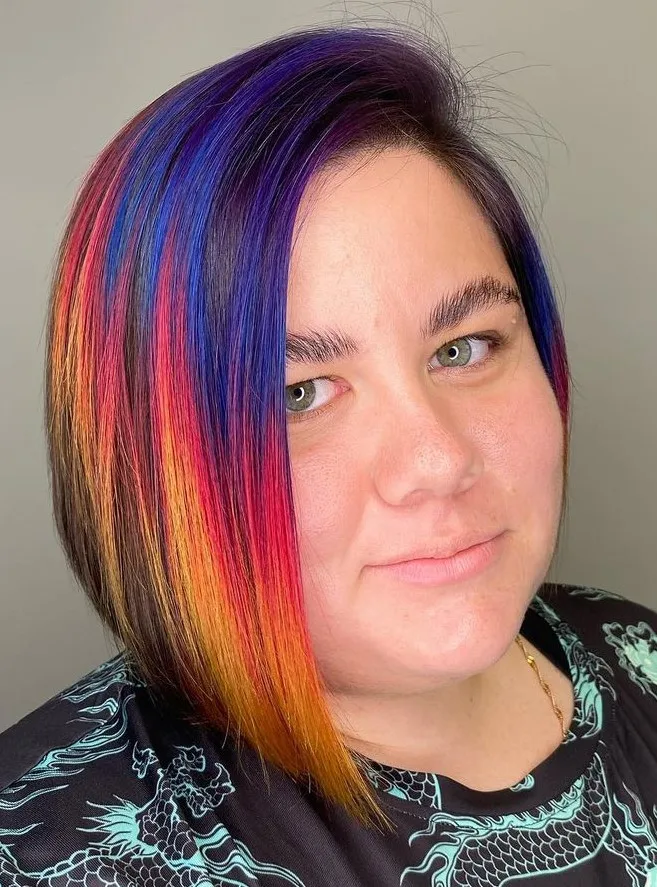 Carré A-line plus long devant sur cheveux fins avec mèches colorées