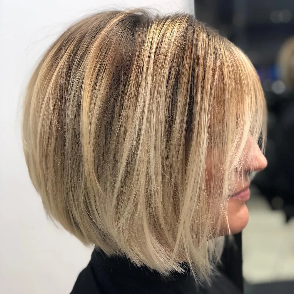 Carré arrondi bronde avec frange longue et pointes rentrées
