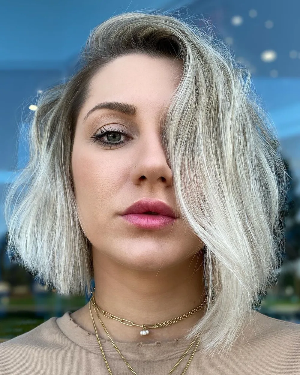 Carré asymétrique texturé blond platine à racines foncées