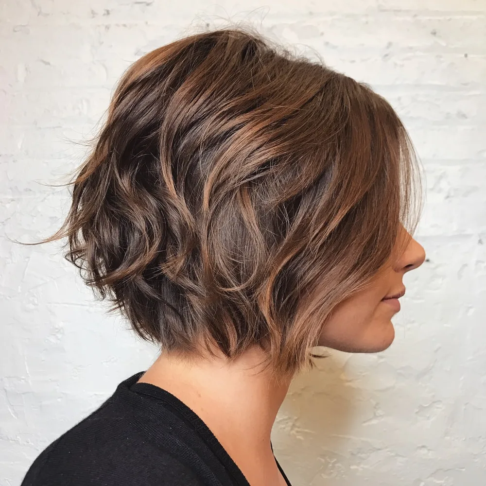 Carré au menton ondulé sur cheveux épais