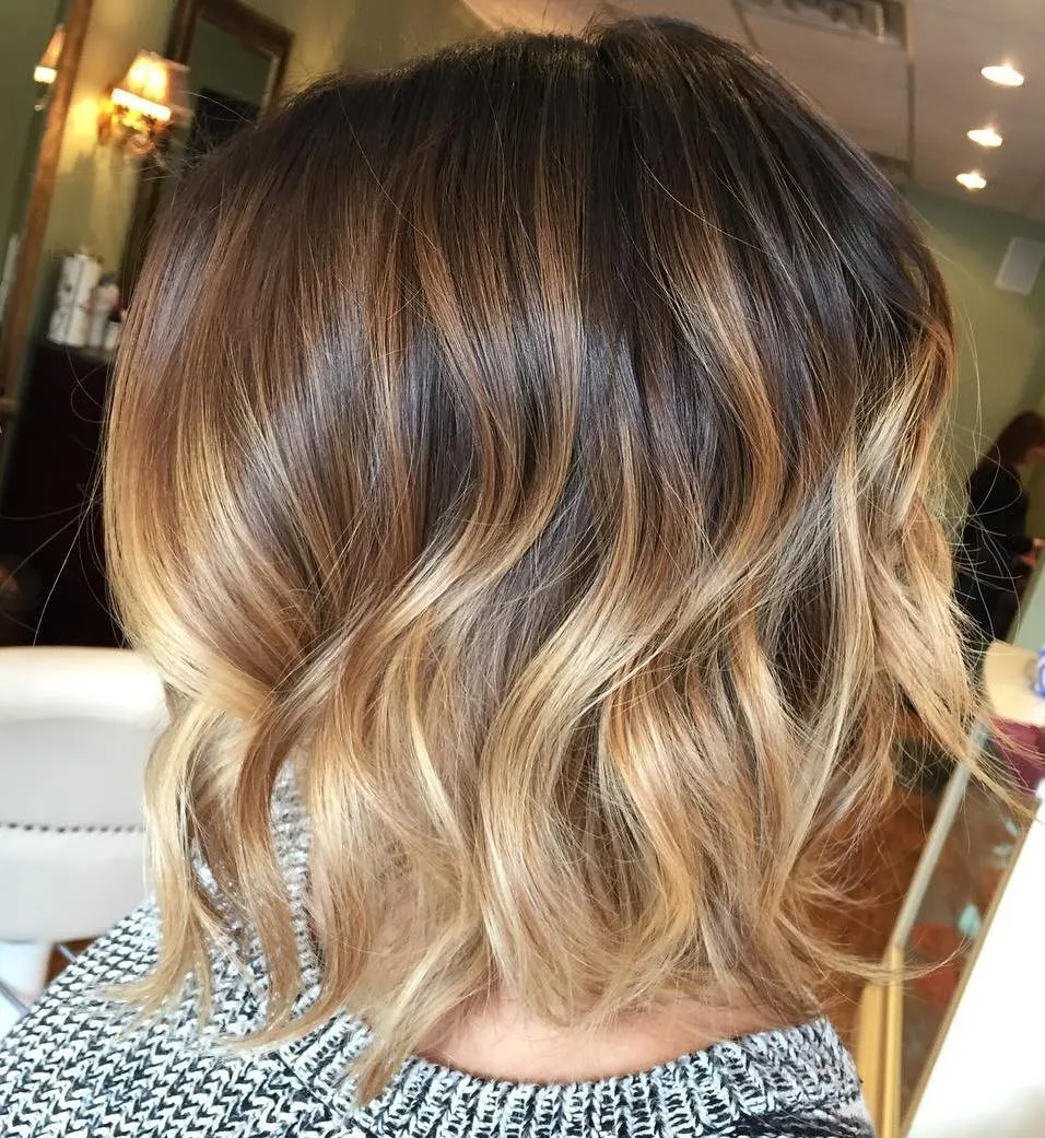 Carré avec balayage honey blond aux reflets miel dorés
