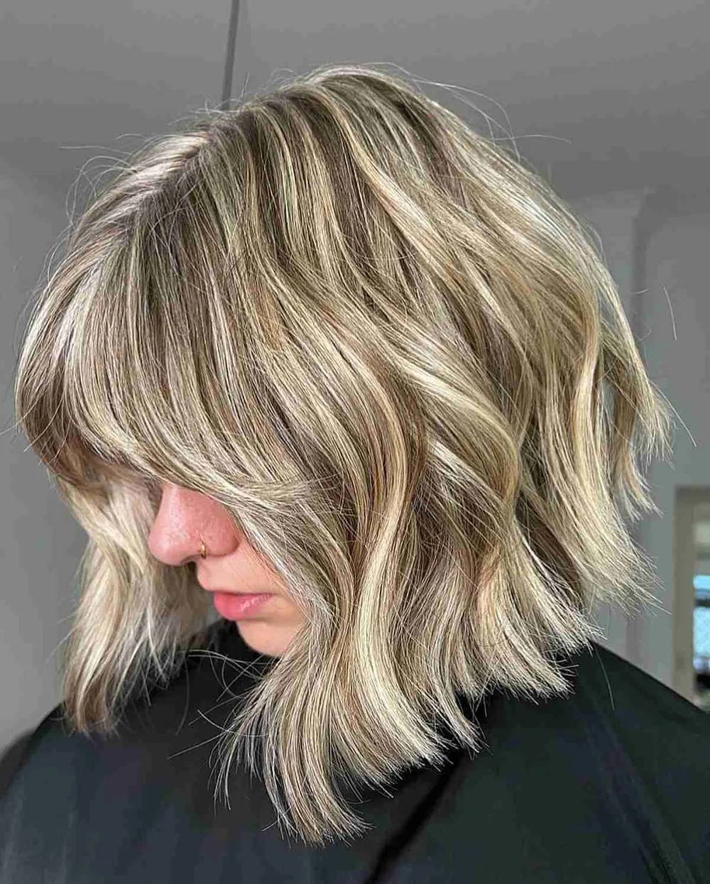 Carré blond dimensionnel aux pointes effilées sur cheveux épais