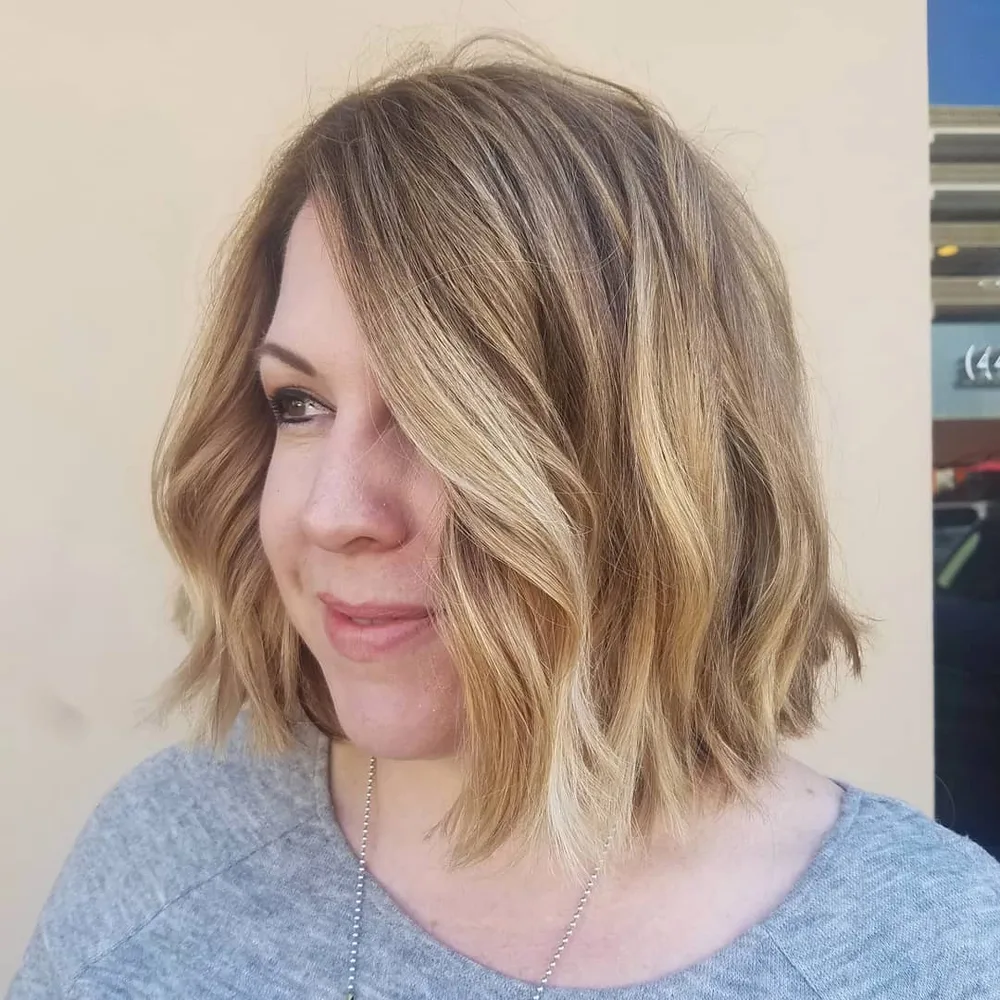 Carré blond miel aux pointes choppy et vagues subtiles