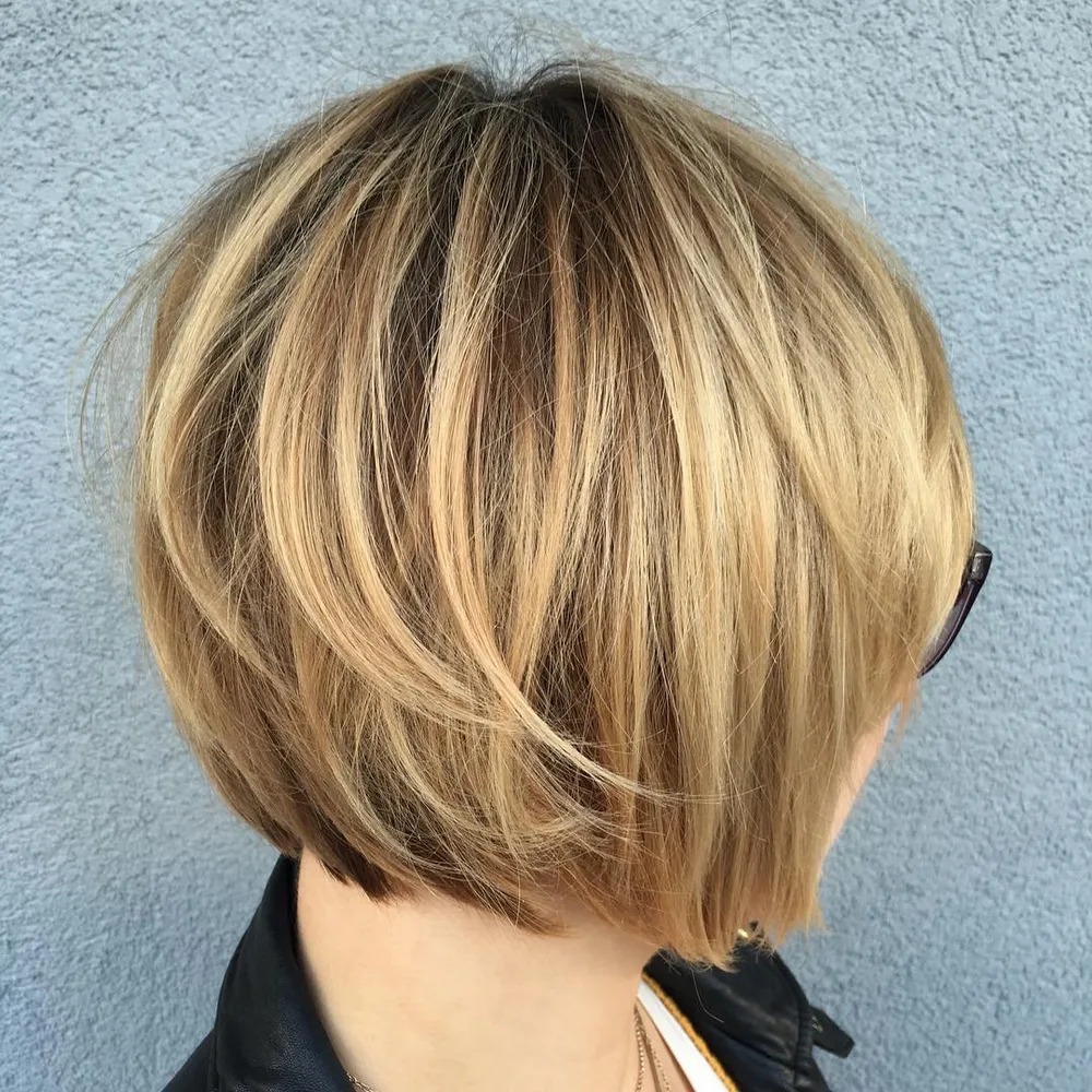 Carré blond miel choppy et décoiffé plein de texture