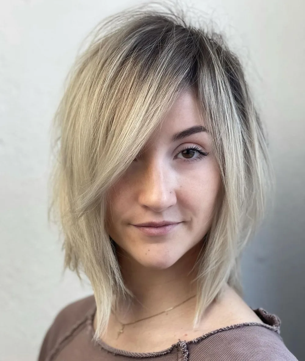 Carré blond texturé aux racines naturelles assumées