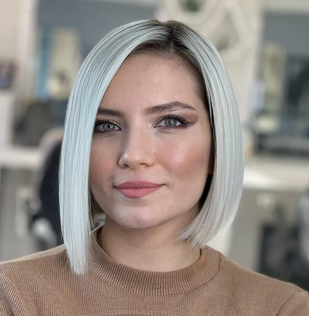 Carré blunt asymétrique blond glacé à raie de côté