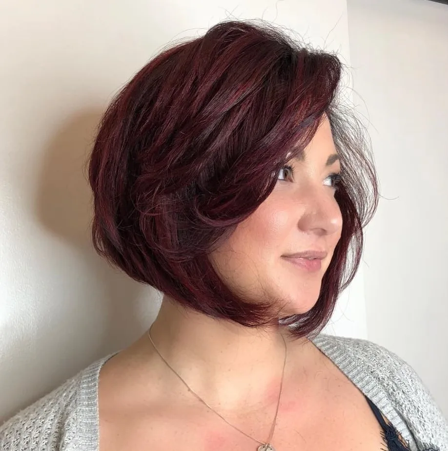 Carré bordeaux angulaire à franges latérales sur cheveux épais