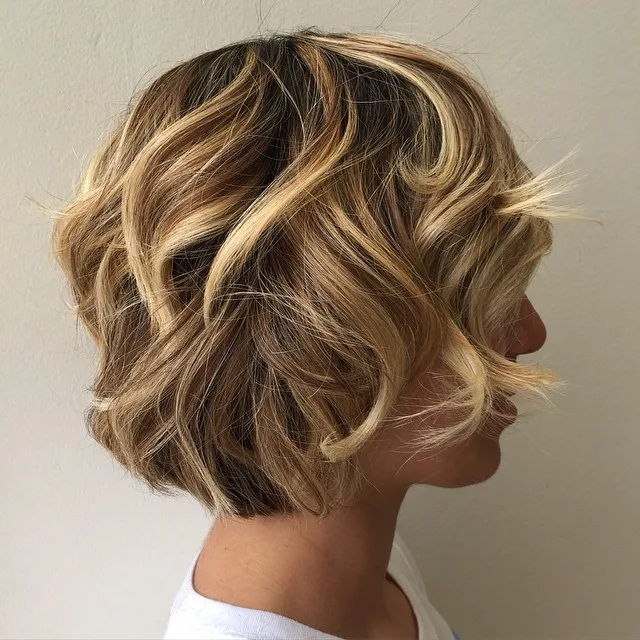 Carré bouclé à la nuque brun-blond avec boucles autour du visage
