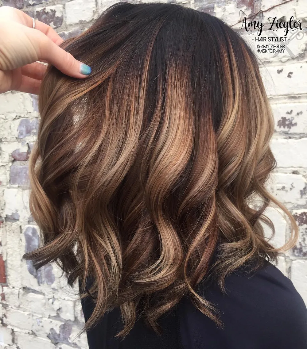 Carré bouclé avec balayage caramel, reflets dorés sur chaque boucle