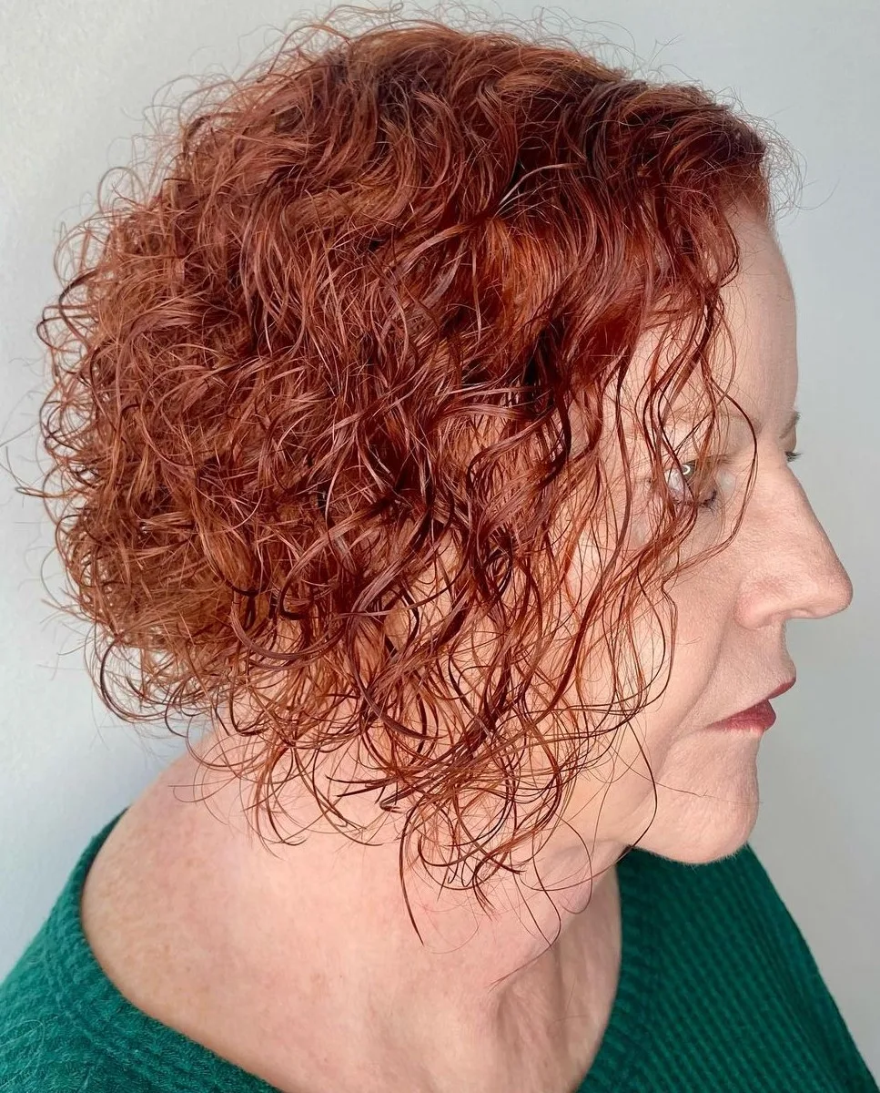 Carré bouclé roux flamboyant avec mèches encadrant le visage