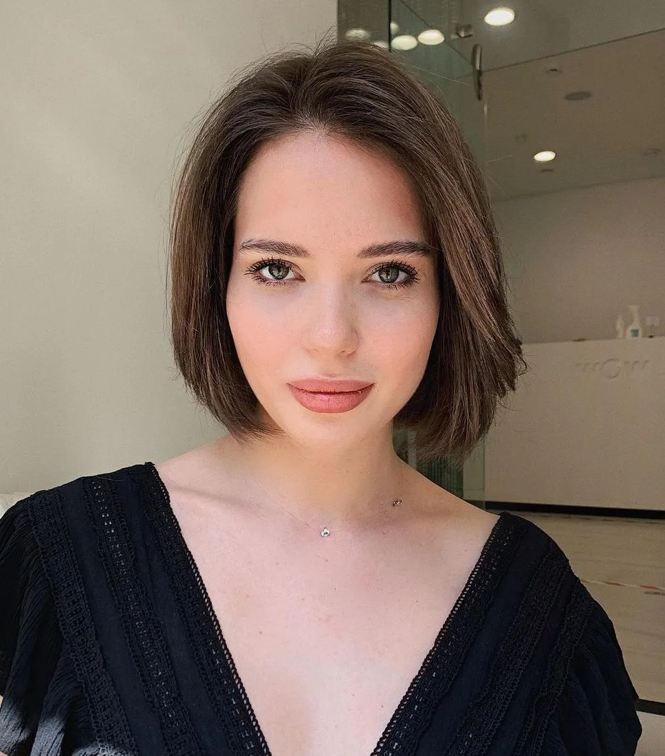 Carré choppy brun net et texturé sur cheveux raides