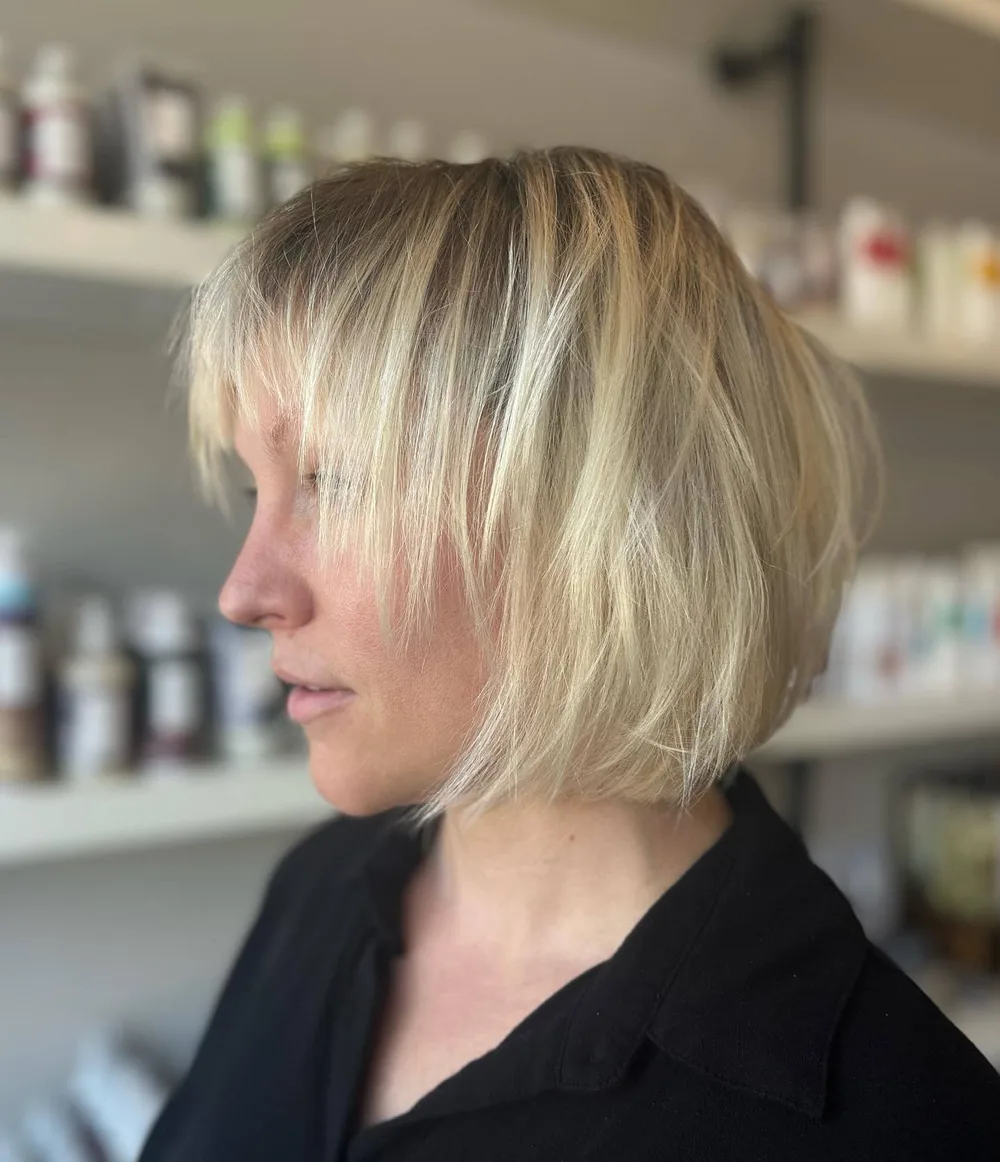 Carré court blond effilé et décoiffé pour cheveux fins