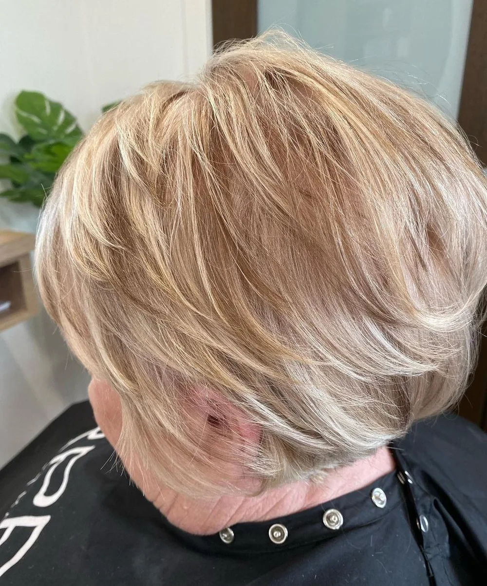 Carré court dégradé à lowlights sur cheveux fins