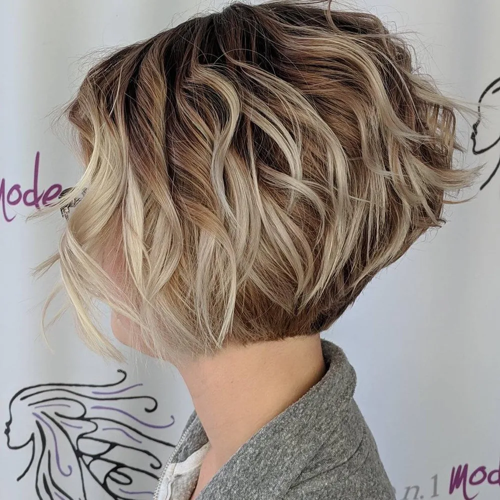 Carré court empilé à la nuque coiffé en vagues texturées avec balayage