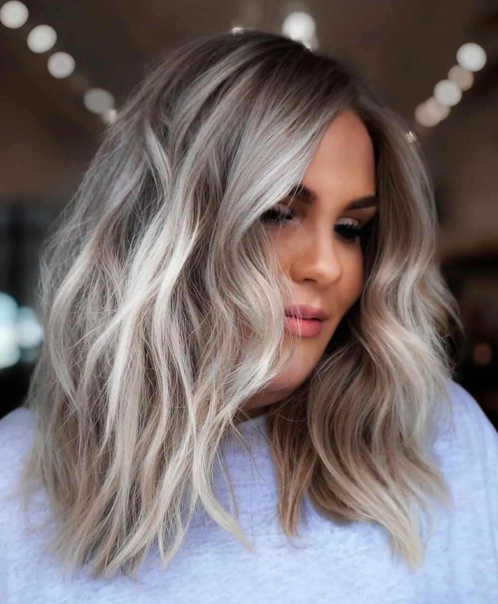 Carré extra-long décoiffé blond à racines foncées
