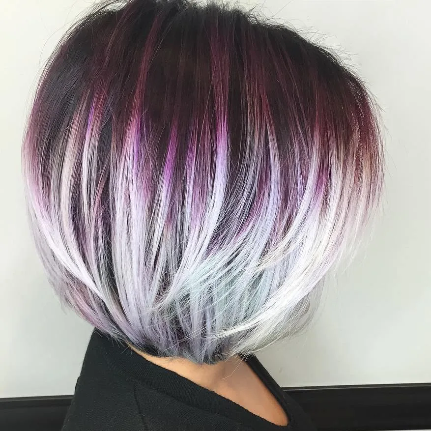 Carré fondu du violet profond vers des reflets blancs givrés