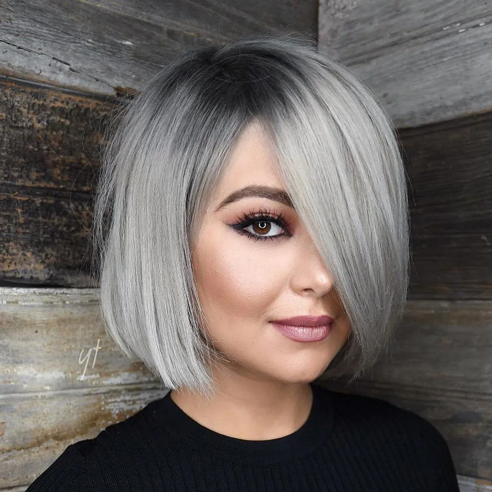 Carré gris sleek à racines charbon et raie profonde