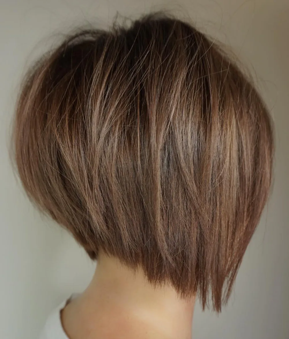Carré inversé brun avec couches empilées à l'arrière pour cheveux fins