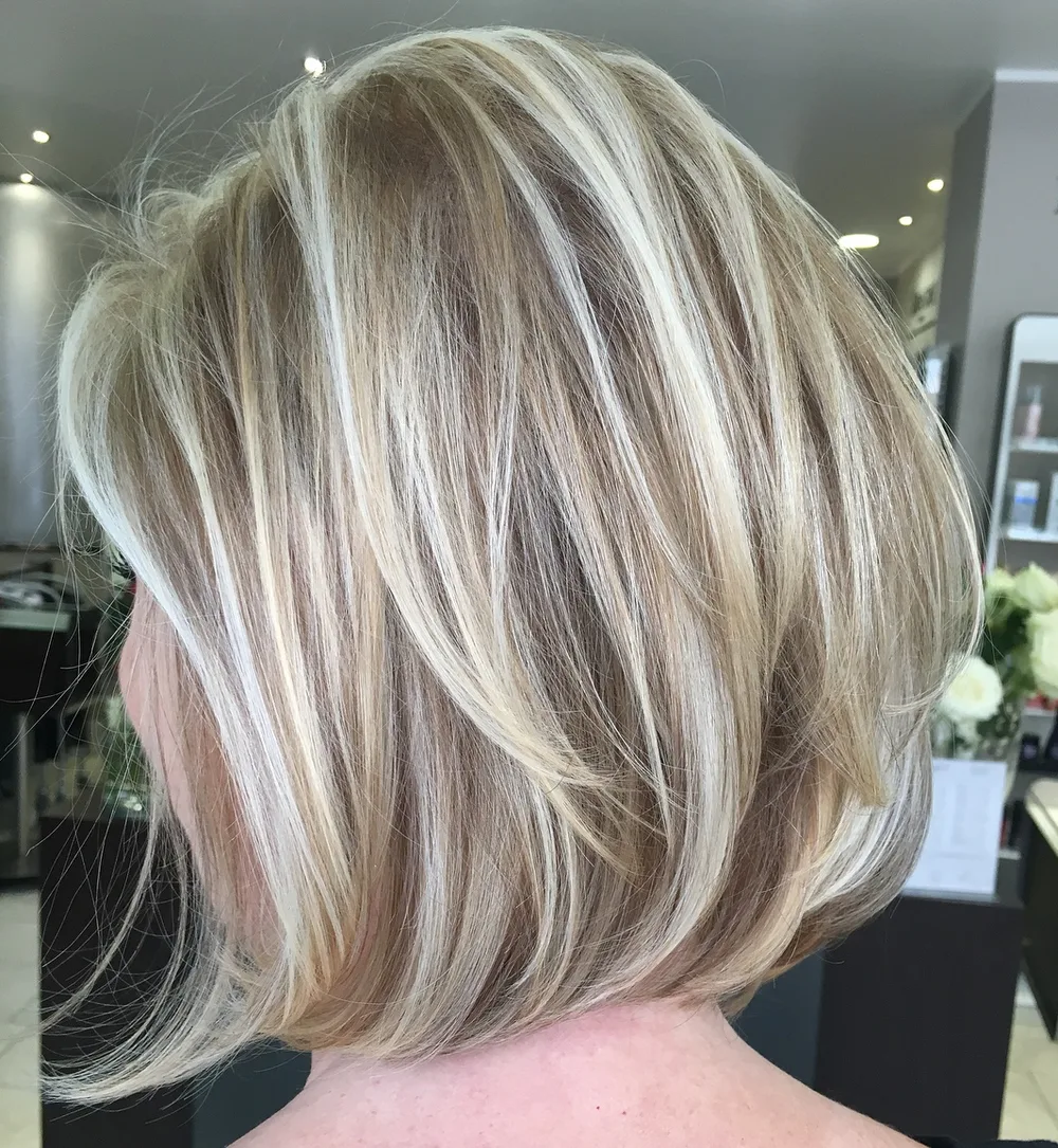 Carré légèrement plongeant blond balayage avec reflets lumineux