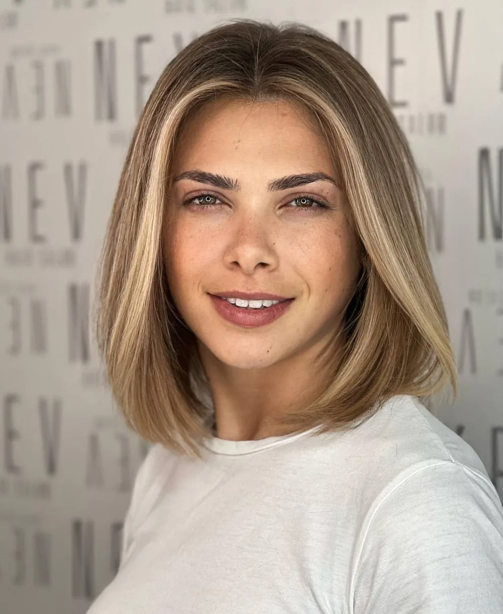 Carré lisse châtain avec money pieces blondes encadrant le visage